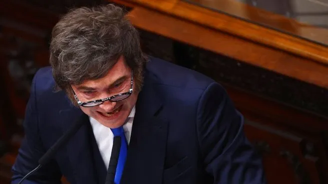 Javier Milei volvió a atacar a los periodistas y aseguró que «la motosierra sigue encendida» El Presidente ratificó que no renunciará al superávit fiscal aunque haya "fuerzas extranjeras metiéndose al país tratando de voltear un Gobierno".