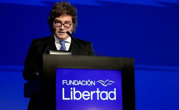 Discurso repetido, Javier Milei negó la crisis del salario y el empleo: «Lo peor ya pasó»  "Al que peor le fue con esta economía en términos reales es a mí", argumentó el mandatario en su exposición en la Fundación Libertad.