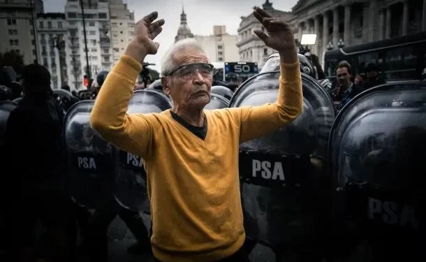 El Gobierno confirmó el pago del bono de 70 mil pesos, a jubilados  En mayo el haber mínimo de los jubilados llegará a los 393.174.10 pesos a los que sumará el bono de 70 mil pesos. En marzo la Canasta Básica Total llegó a los 464.228 pesos.