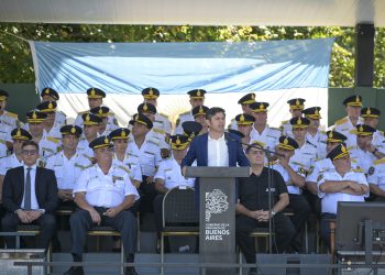 Kicillof oficializó los aumentos salariales para policías y penitenciarios bonaerenses