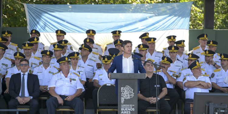Kicillof oficializó los aumentos salariales para policías y penitenciarios bonaerenses  Con la firma de Axel Kicillof, la Provincia oficializó aumentos salariales para policías y agentes del Servicio Penitenciario Bonaerense.