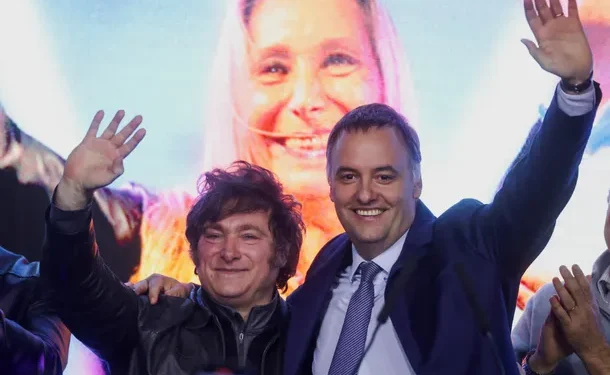 «Voy a ir a escuchar a mi jefe de Gabinete»: Javier Milei confirmó su respaldo a Manuel Adorni en el Congreso  El también vocero libertario tiene previsto presentarse ante el Congreso el próximo miércoles 29 de abril, y allí también estarán los hermanos Milei.