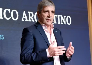 Luis Caputo salió a atajar el nuevo escándalo libertario: «no hay nada ilegal» en los créditos