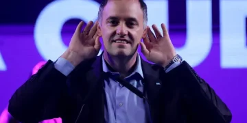 Manuel Adorni fue comparado en España con un exministro preso por corrupción: «Milei ya tiene su ‘Ábalos'»