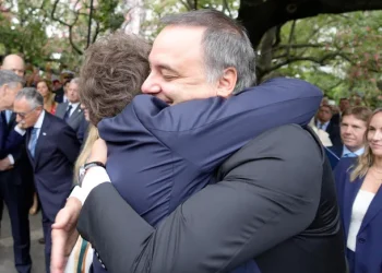 El fuerte abrazo de Javier Milei a Manuel Adorni en el acto por el Día del Veterano de Malvinas