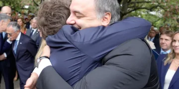El fuerte abrazo de Javier Milei a Manuel Adorni en el acto por el Día del Veterano de Malvinas