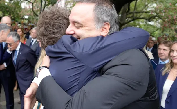 El fuerte abrazo de Javier Milei a Manuel Adorni en el acto por el Día del Veterano de Malvinas