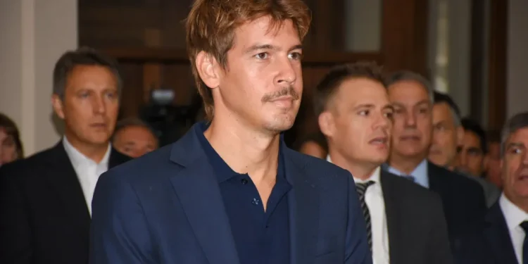 BAHIA BLANCA: Sancionaron a un concejal libertario por manejar alcoholizado  El concejal de LLA en Bahía Blanca, Felipe Ferrández, entregó su licencia y comenzó a cumplir la inhabilitación por alcoholemia, tras fallo judicial.