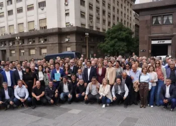 Intendentes de todo el país marcharon al Ministerio de Economía con un duro reclamo para el Gobierno