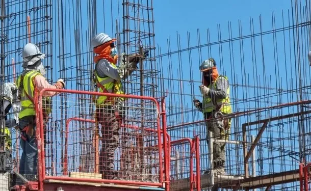 La crisis económica ataca también al sector de los corralones  La construcción cayó un 10% durante el gobierno de Javier Milei, no sólo porque está caro comprar materiales sino también porque el poder adquisitivo se esfumó.