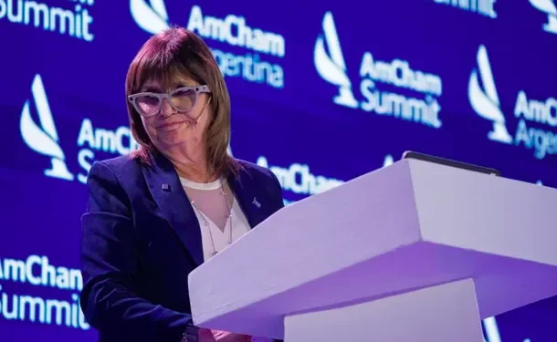 Bullrich se sacó cuando preguntaron por Manuel Adorni: «¿Vamos a hablar de eso o de las inversiones?»  La senadora participó de la AmCham para defender la modificación de la Ley de Glaciares y la Reforma Laboral, y quitar el foco del Jefe de Gabinete.