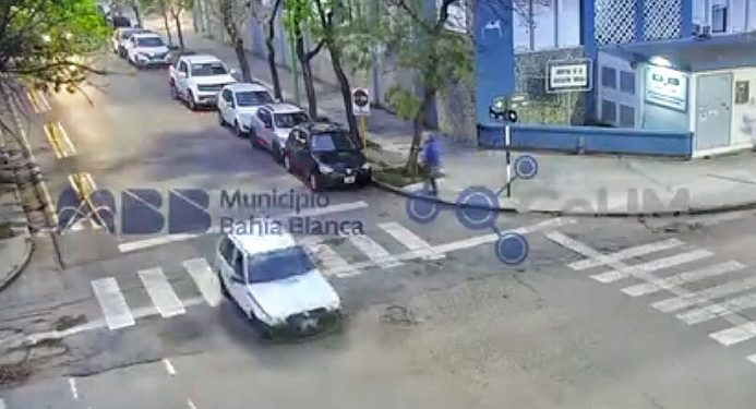 BAHIA BLANCA: Penas de efectivo cumplimiento para la pareja acusada de sustraer un vehículo estacionado en la vía pública  El Juzgado en lo Correccional N.º 2 condenó -en juicio abreviado- a Marcos Damián Sáenz Valiente y a Griselda Elizabeth Aguilera a la pena de 1 año y 4 meses de prisión de efectivo cumplimiento por haberse llevado un auto que estaba estacionado en la vía pública, en Bahía Blanca.