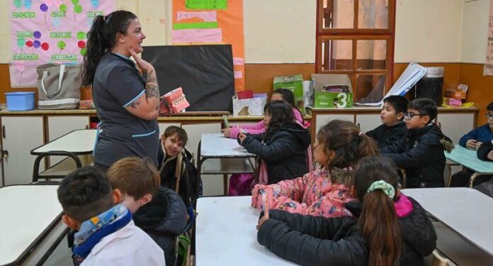 BAHIA BLANCA: Programa de Salud Bucal en Escuelas La Secretaría de Salud lleva a cabo encuentros de promoción de salud bucal en instituciones educativas.