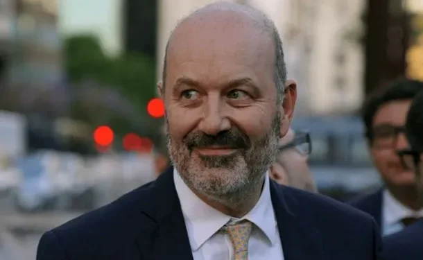 Federico Sturzenegger justifica los despidos en el SMN y llama a echar al 85% de los trabajadores  Lejos de anunciar innovaciones para mejorar el Servicio Meteorológico Nacional, el ministro sostiene que el organismo sería más eficiente con menos personas.