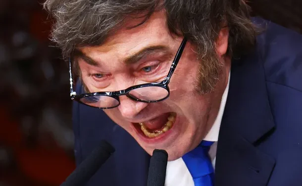 Una encuesta asegura que solo 2 de cada 10 argentinos dicen estar mejor desde la asunción de Javier Milei  Más del 66% percibe que su situación personal empeoró o sigue igual de mal desde la asunción de Javier Milei, según una encuesta de Alaska y Trespuntozero.