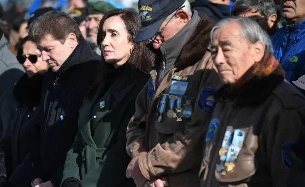 Victoria Villarruel, tras la filtración de Reuters sobre las Islas Malvinas: «Que los ingleses vuelvan a su país»  La Vicepresidenta fue enfática en su mensaje sobre la cuestión Malvinas y agregó: “si se sienten ingleses, que se vayan a su país”.