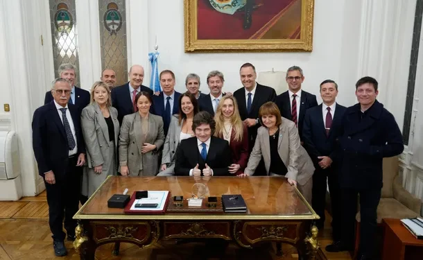 Javier Milei respaldó a Manuel Adorni al ritmo de Rocky en el Congreso  Javier Milei y su Gabinete mostraron un fuerte respaldo a Manuel Adorni antes de su informe en el Congreso con un épico video musicalizado con Rocky.