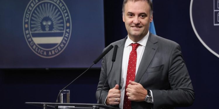 Adorni inaugura la reapertura de la sala de periodistas en Casa Rosada con una conferencia de prensa  El jefe de Gabinete, Manuel Adorni, se enfrenta cara a cara con los periodistas, tras su presentación en el Congreso.