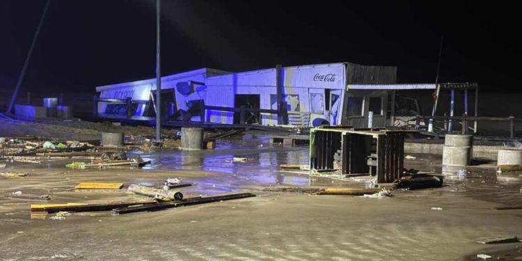 MONTE HERMOSO: El avance del mar y el fuerte oleaje dejaron serios daños en todo el frente costero  El agua superó la línea de la rambla durante la noche de este viernes y arrasó con puestos de guardavidas, además de provocar serios daños en distintos paradores