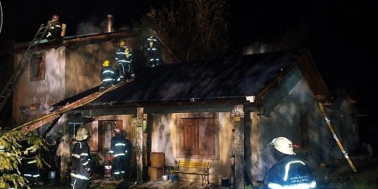 SIERRA DE LA VENTANA:  incendio de una vivienda en el barrio San Bernardo  Un incendio de vivienda se registró este viernes por la noche en el barrio San Bernardo de Sierra de la Ventana, sin que se reportaran personas heridas.