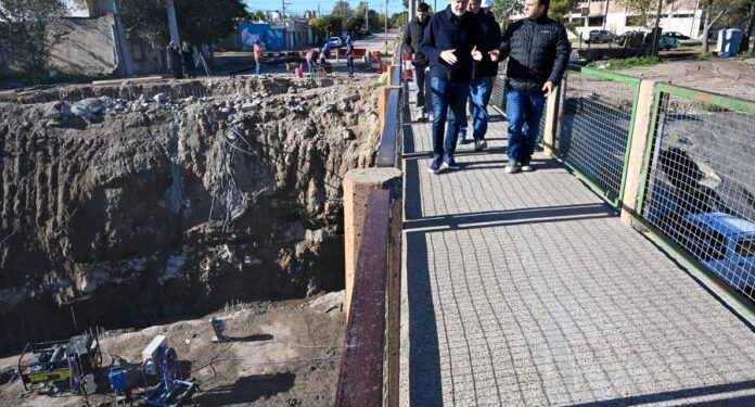 BAHIA BLANCA: Canal Maldonado «Provincia avanza con la construcción del nuevo puente sobre Pampa Central»  El intendente Federico Susbielles recorrió los avances en la obra de construcción del nuevo puente de Pampa Central sobre el canal Maldonado.