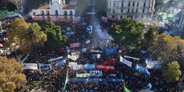 Masiva marcha universitaria por la ley de financiamiento: el comunicado contra Milei