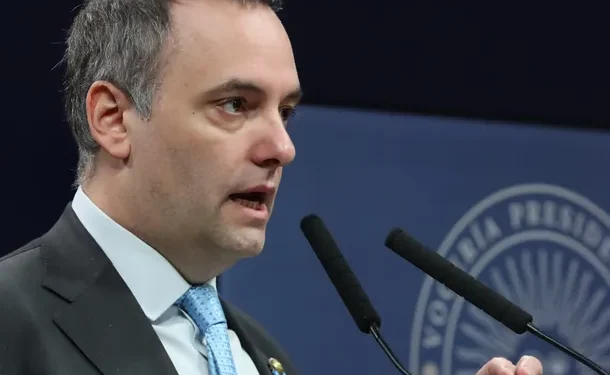 Tras reabrir la Sala de Prensa de Casa Rosada, Manuel Adorni volvió a eludir las preguntas sobre su patrimonio  Ante los renovados cuestionamientos sobre la evolución de su patrimonio, Manuel Adorni eludió una vez más dar respuestas y apenas se ciñó al sucinto guión que ya había leído en Diputados.