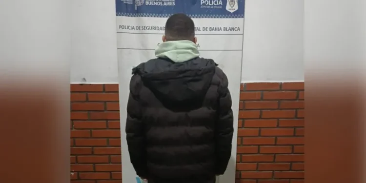 BAHIA BLANCA: Fue sorprendido con droga y un posnet  n la medianoche un joven fue aprehendido tras ser sorprendido con droga y un posnet en el barrio Bella Vista.