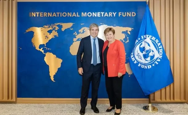 Luis Caputo celebró la aprobación del FMI para girar 1.000 millones de dólares a la Argentina  Con un tuit donde asegura que "todo marcha de acuerdo al plan", el ministro de Economía Caputo se mostró satisfecho pese a la crisis interna libertaria.