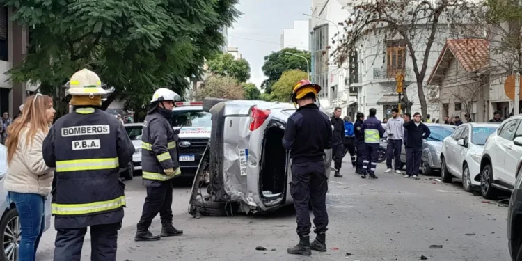 BAHIA BLANCA: Tremendo choque en cadena ocurrido en pleno centro  El accidente fue en Alvarado al 100 e involucró a 7 autos en total. El episodio se generó luego de que un conductor de 81 años se descompensará al volante, identificado como Juan José Straguzzi.