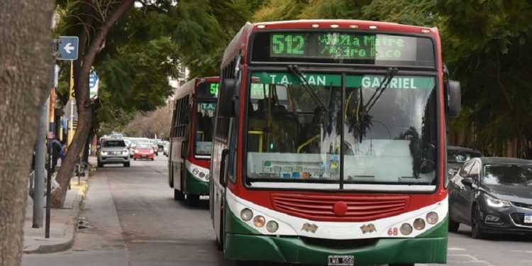 BAHIA BLANCA: Desde este sábado ya rige el nuevo aumento en el boleto de colectivo  La actualización tarifaria comenzará a aplicarse desde la medianoche del sábado 30 de mayo. El nuevo cuadro entrará en vigencia de manera gradual a medida que se actualicen las máquinas validadoras de cada unidad.