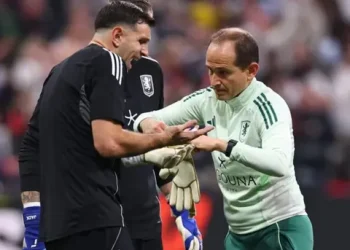 Dibu Martínez se rompió un dedo y encendió las alarmas a un mes del Mundial 2026