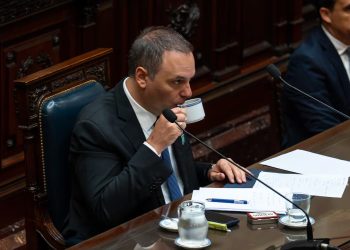 El oficialismo alcanzó el quórum en Diputados para tratar el nuevo régimen de Zona Fría y se cayó la interpelación a Adorni