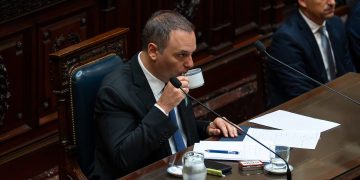 El oficialismo alcanzó el quórum en Diputados para tratar el nuevo régimen de Zona Fría y se cayó la interpelación a Adorni