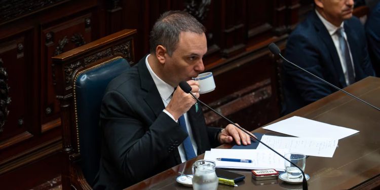 El oficialismo alcanzó el quórum en Diputados para tratar el nuevo régimen de Zona Fría y se cayó la interpelación a Adorni  La Libertad Avanza logró el quórum en Diputados y comenzó la sesión que podría recortar el alcance de la ley de Zona Fría, que perjudicaría a 77 municipios bonaerenses.