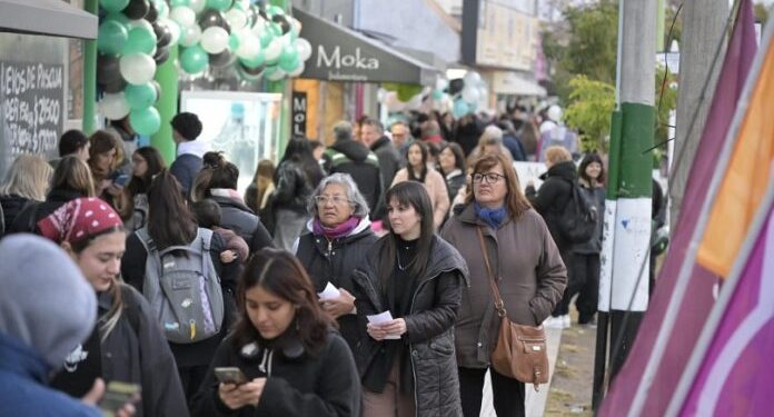 BAHIA BLANCA: Cultura, comercio y comunidad gran éxito de “La Noche de Villa Mitre”  Con una masiva convocatoria, se celebró la primera edición de “La Noche de Villa Mitre”, la iniciativa público -privada diseñada para impulsar el comercio y la cultura local y brindar un espacio de encuentro y recreación para toda la familia.