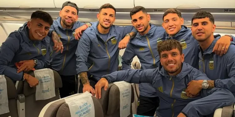 Mundial 2026: la Selección Argentina llegó a Estados Unidos  El plantel de la Albiceleste arribó en Kansas en el mediodía de domingo. Los entrenamientos comenzarán el lunes: el conjunto nacional va por la cuarta estrella en la Copa del Mundo 2026.