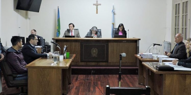 BAHIA BLANCA: : Comenzó el juicio por el homicidio de un hombre y las lesiones graves que sufrió su esposa  Con la declaración de efectivos policiales, la vecina que auxilió a la mujer y peritos que trabajaron en la investigación del hecho, comenzó el juicio oral y público para analizar la conducta de Jonatan César Arroyo acusado de matar a un hombre a golpes dentro de su casa y golpear de manera brutal a su esposa.