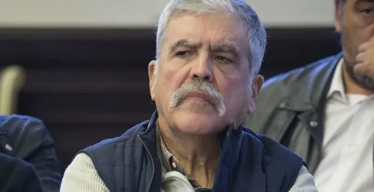 La Justicia le concedió la prisión domiciliaria a Julio De Vido por su delicado cuadro de salud  La Cámara Federal de Casación Penal revocó el rechazo del TOF 4 y le otorgó el beneficio al ex ministro al considerar que el Servicio Penitenciario no puede garantizar la atención médica adecuada para su cuadro cardiovascular.