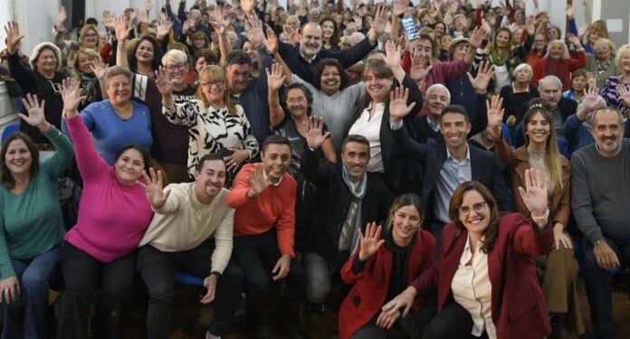 BAHIA BLANCA: El Municipio potencia la integración barrial con el lanzamiento de su programa de talleres gratuitos  El intendente Federico Susbielles encabezó el lanzamiento del programa de talleres municipales, una propuesta gratuita diseñada para fortalecer los vínculos comunitarios y descentralizar el acceso a la formación y el esparcimiento en todo el distrito.