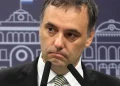 Denuncian a Manuel Adorni por «apretar» a un testigo y piden su detención