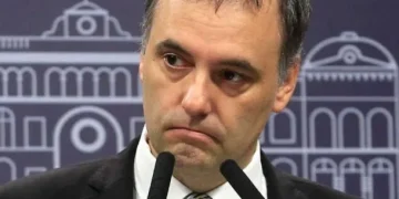 Denuncian a Manuel Adorni por «apretar» a un testigo y piden su detención