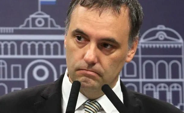 Denuncian a Manuel Adorni por «apretar» a un testigo y piden su detención  Tras conocerse la declaración del contratista sobre presuntas obras millonarias pagadas en efectivo, Marcela Pagano sumó una nueva denuncia.