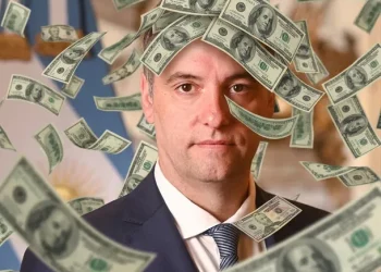 Manuel Adorni gastó en dos años casi mil millones de pesos pese a tener un salario congelado de $3.000.000