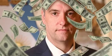 Manuel Adorni gastó en dos años casi mil millones de pesos pese a tener un salario congelado de $3.000.000