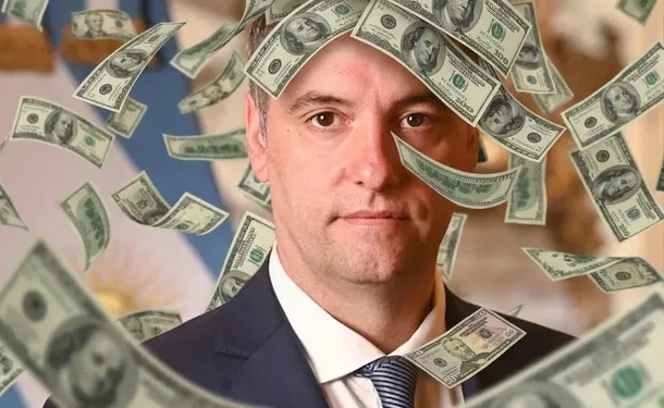 Manuel Adorni gastó en dos años casi mil millones de pesos pese a tener un salario congelado de $3.000.000  Pese a tener su sueldo congelado, Manuel Adorni tuvo gastos millonarios. El nivel de vida que llevaría 27 años de trabajo lo logró en solo 24 meses.
