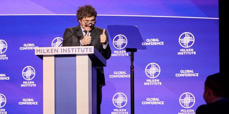 Milei dará una conferencia en Estados Unidos para atraer inversiones  En un discurso con eje en atraer inversiones al país, el presidente Javier Milei disertará por segunda vez desde el inicio de su gestión en el Instituto Milken.