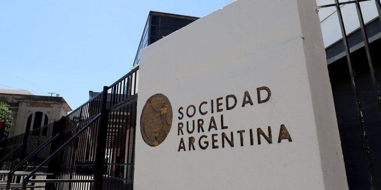 El campo volvió a presionar a Milei tras la baja de retenciones: “No alcanza”  El titular de la SRA, Nicolás Pino, celebró la baja de retenciones que anunció Milei, aunque reclamó una quita total de los derechos de exportación.