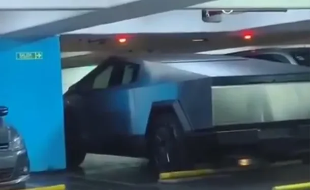 Le remolcaron el Tesla a un diputado de La Libertad Avanza por falta de patente  La imagen de un Cybertruck de Tesla en la zona azul del estacionamiento del Congreso logró desviar la atención de la labor parlamentaria. Cuánto sale comprarlo.