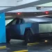 Le remolcaron el Tesla a un diputado de La Libertad Avanza por falta de patente